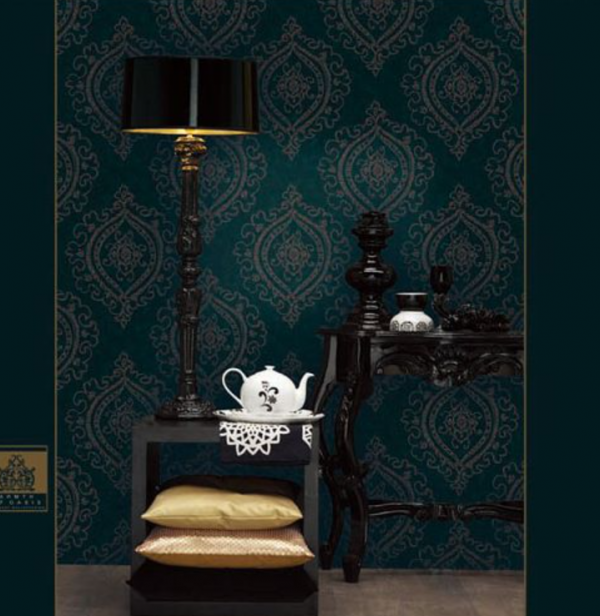 Dinding dengan wallpaper motif damaskus